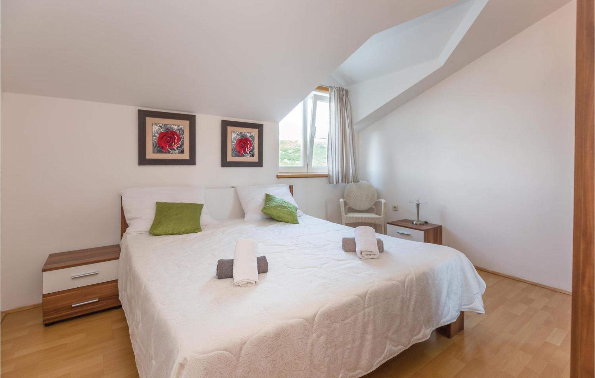 Lovely Apartment In Ugljane With Kitchen ภายนอก รูปภาพ