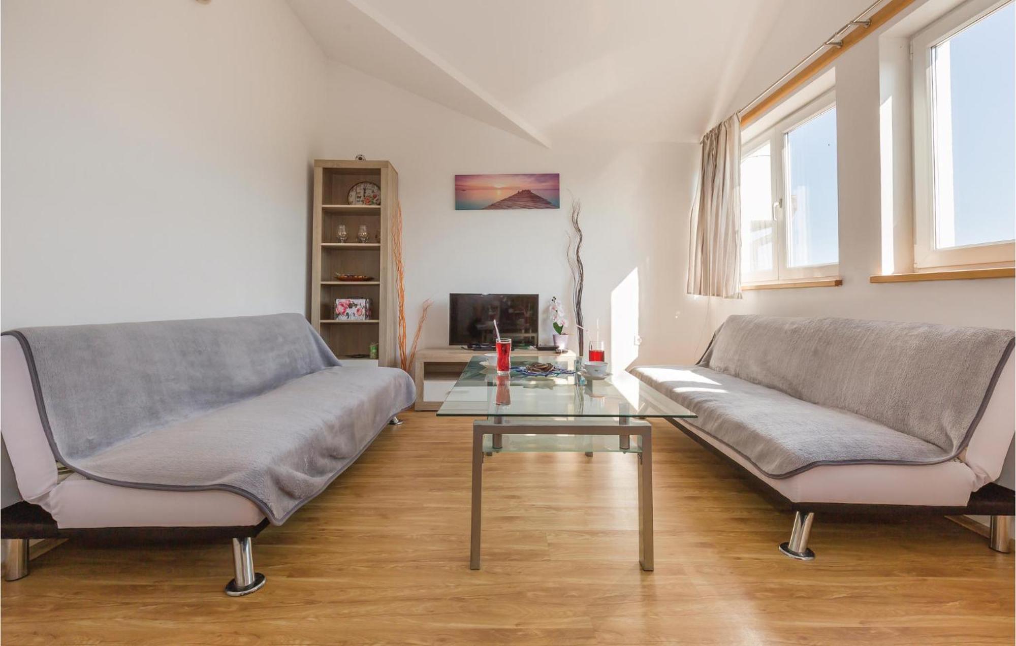 Lovely Apartment In Ugljane With Kitchen ภายนอก รูปภาพ